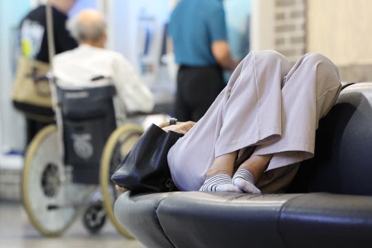 이어지는 의정갈등      (서울=연합뉴스) 신현우 기자 = 올해 2월 전공의 집단 이탈로 시작된 의정 갈등이 이어지는 가운데 7일 서울 시내 한 대학병원 내원객이 휴식하고 있다. 2024.8.7      nowwego@yna.co.kr  (끝)      <저작권자(c) 연합뉴스, 무단 전재-재배포, AI 학습 및 활용 금지>